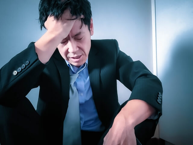 睡眠不足や過度のストレスで肌にダメージを受けている男性のイメージ画